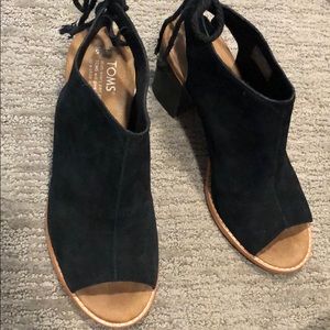 TOM’s barely worn peep toe shoes